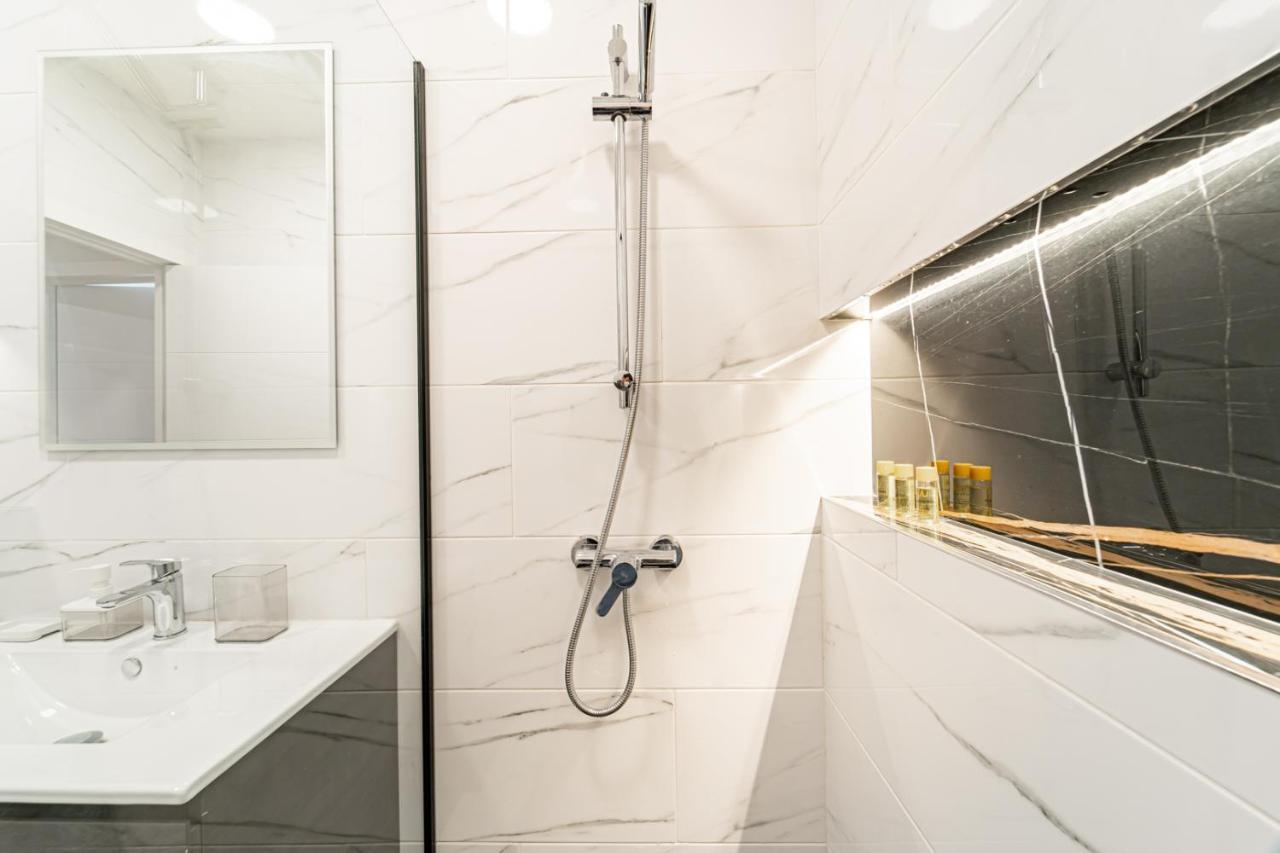 Edsam Madrid Apartments White ภายนอก รูปภาพ